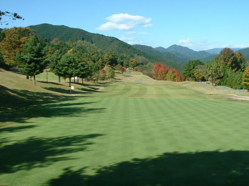 美しい山々に囲まれ景観を楽しみながらのラウンド